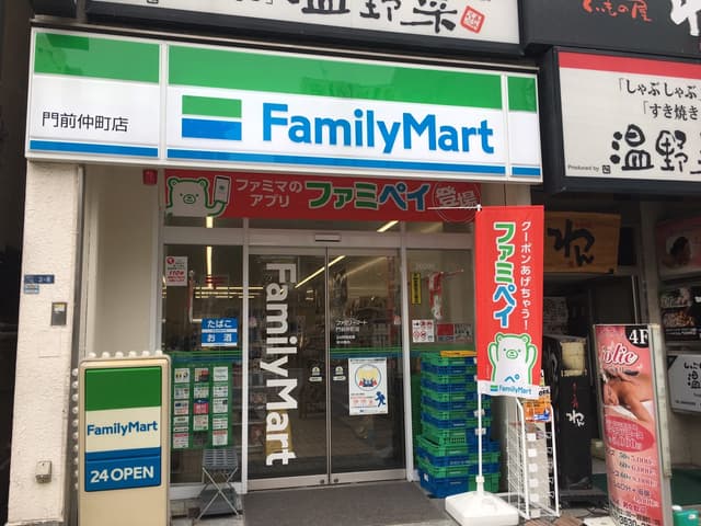周辺のコンビニ_ファミリーマート門前仲町店(徒歩4分)があります。