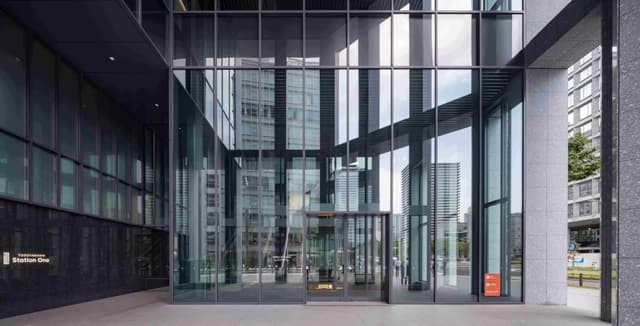 外観_ガラス張りの視認性の高い建物です。