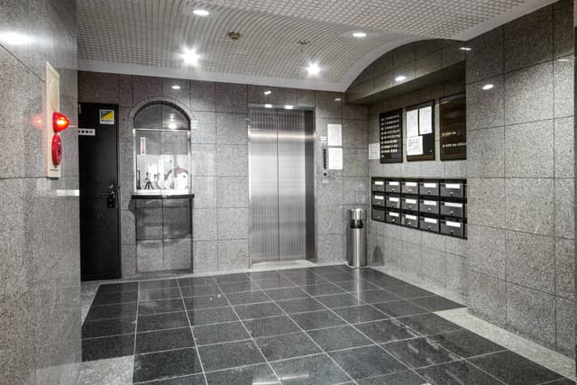 エントランス_2階4階へエレベーターを使い上り下りすることが出来ます。