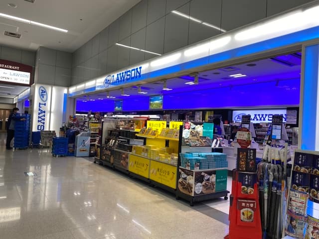 近隣のコンビニ_ローソン 羽田空港第一ターミナルノース店(第一旅客ターミナルビル地下1階)
