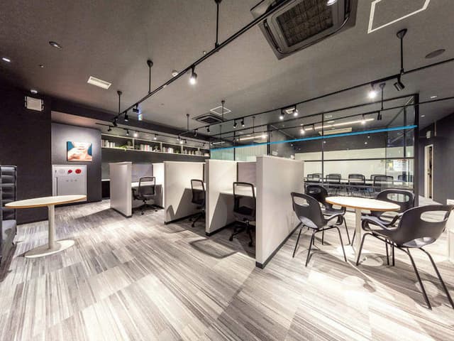 共用部_コワーキングスペース。レンタルオフィス会員の方も利用可能です。