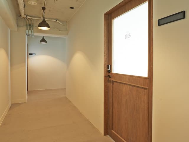 共用部_廊下。廊下は幅広く設計されており、窮屈さを全く感じません。