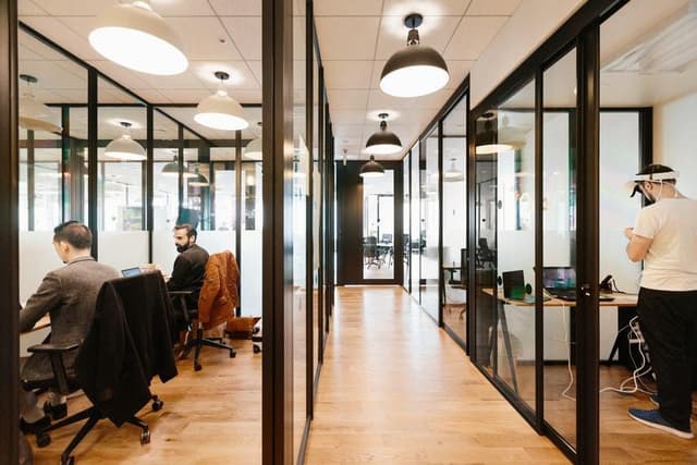 専有部_個室。家具付きのオフィスです。©WeWork※画像はイメージです。