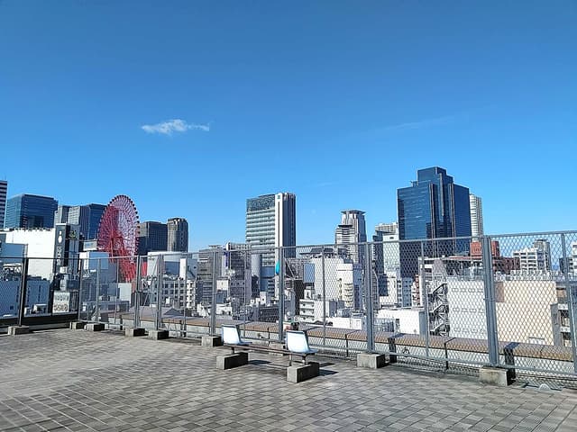 屋上_休憩所スペース有り。喫煙も可能。(ビルでの喫煙は屋上のみ可)
