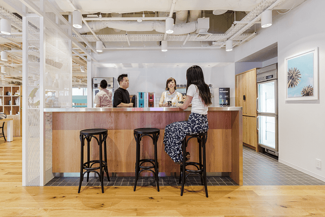 共用部_パントリー。リフレッシュできるキッチンには様々な設備が整っています。©WeWork ※写真はイメージです。