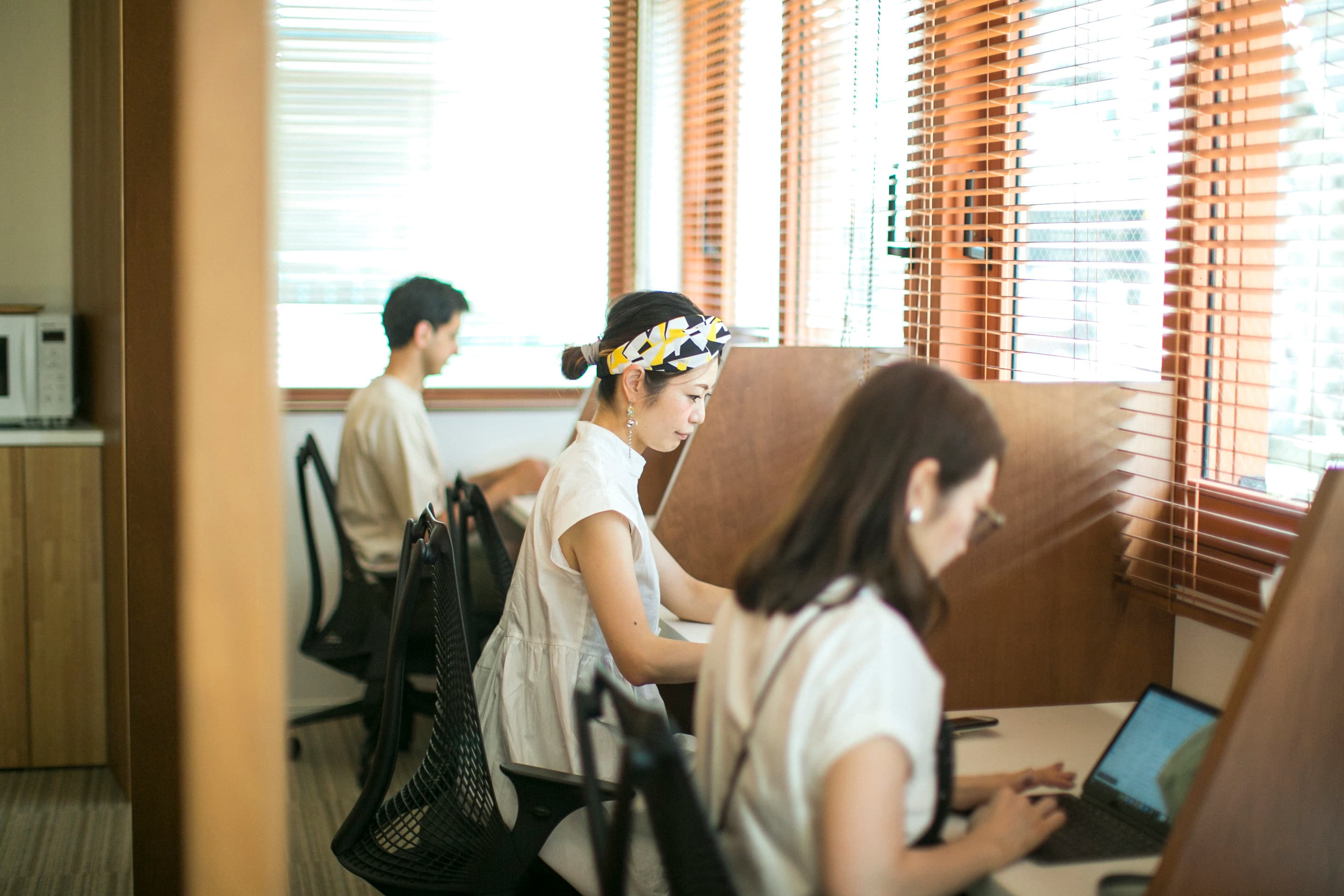 共用部_フリーデスク。お一人で集中して作業に取り組みたい方にピッタリなブース席です。