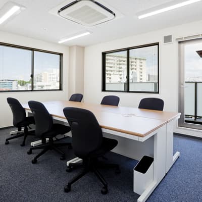 個室(6名収容)_オフィス家具は無料です。人数分のデスクと椅子が用意されます。