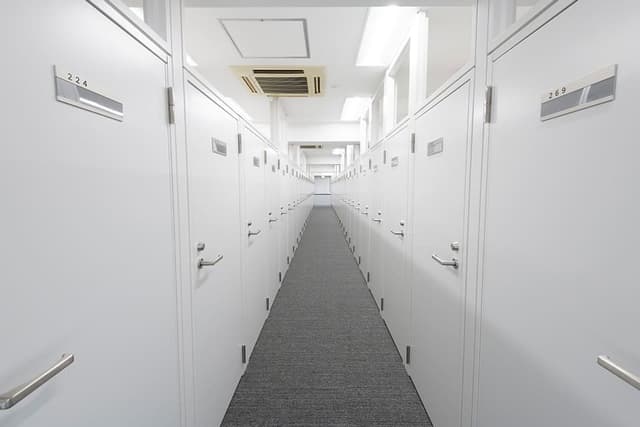 共有部_廊下。全室ブースタイプで、部屋は施錠が可能です。