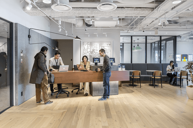 外観_受付です。サポートスタッフが常駐しているので来客対応も安心です©WeWork