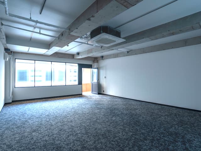 個室_303。窓も比較的大きくなっており採光が確保された設計となっています。