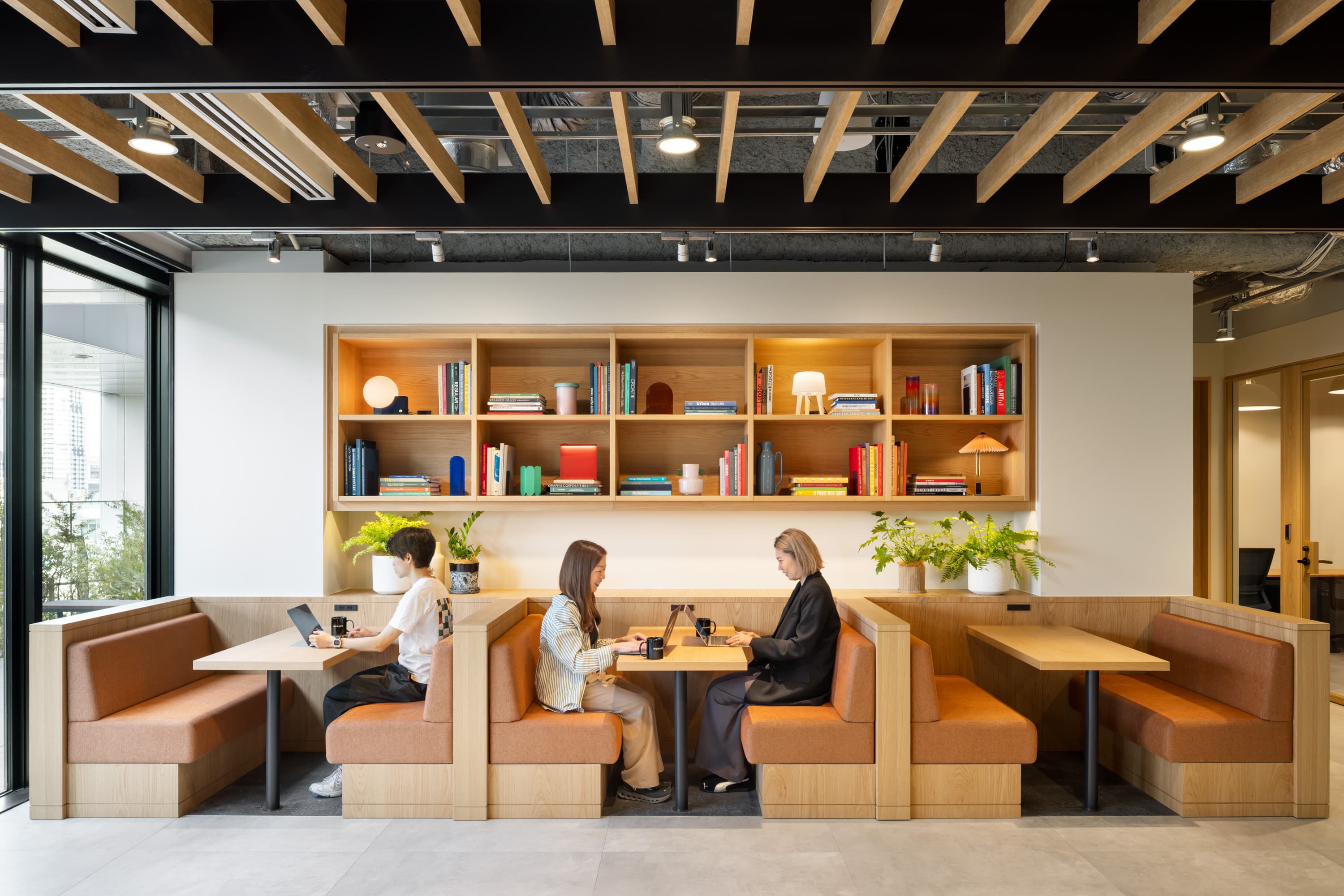 共有部_ラウンジ。グループワークや個人での作業にも対応したフレキシブルなスペースです。© WeWork