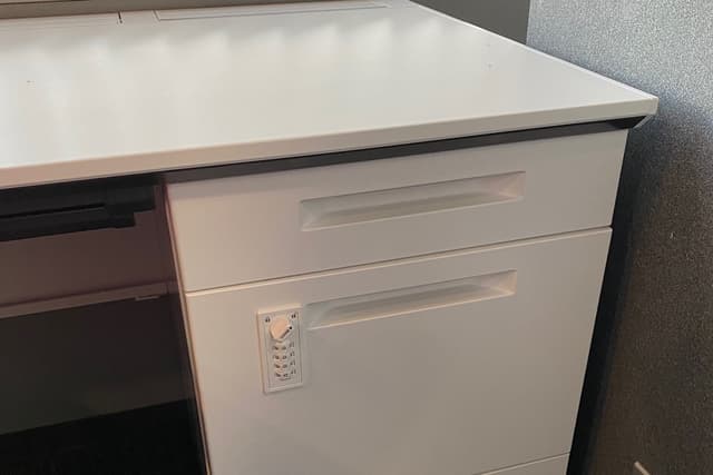 専用デスク_各スペースには鍵付きのキャビネットが用意されています。
