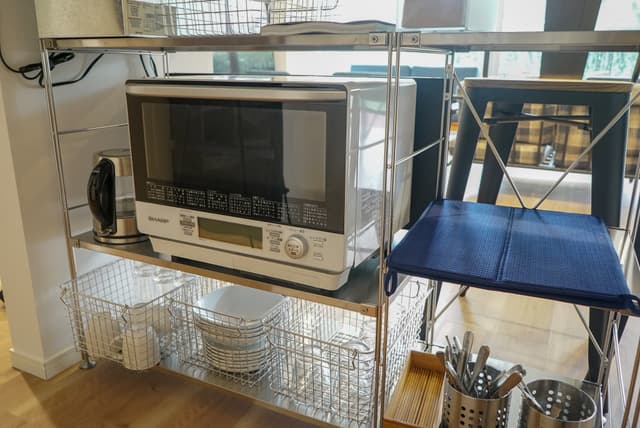 キッチン_キッチンには電子レンジや食器も完備しています。