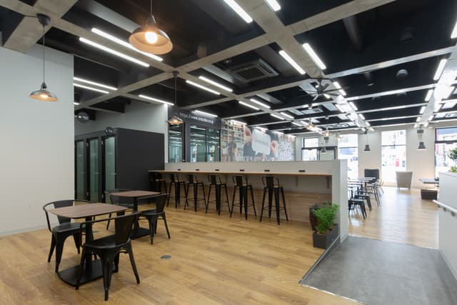 共用部_イートインスペースです。お食事を館内で撮ることも可能です。