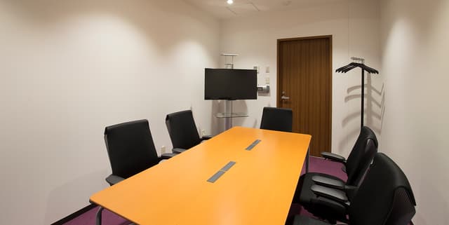 会議室_もちろんディスプレイなど会議に必要な物が完備されています