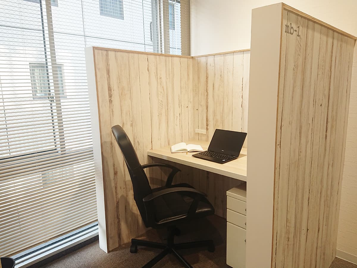 マイブース_ハイパーテーションで区切られた専用席エリア。各席にコンセントがあるので長時間でも快適にご利用いただけます。