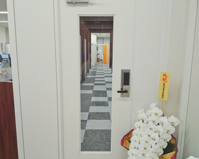 外観_入口。機械警備によりセキュリティを確保しています。