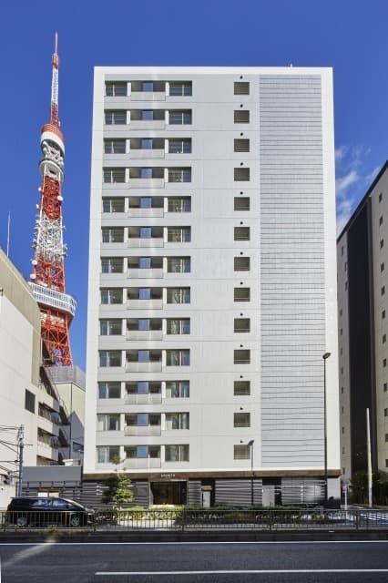外観__桜田通りに面したエントランスは視認性が高く、存在感のあるファザードです。