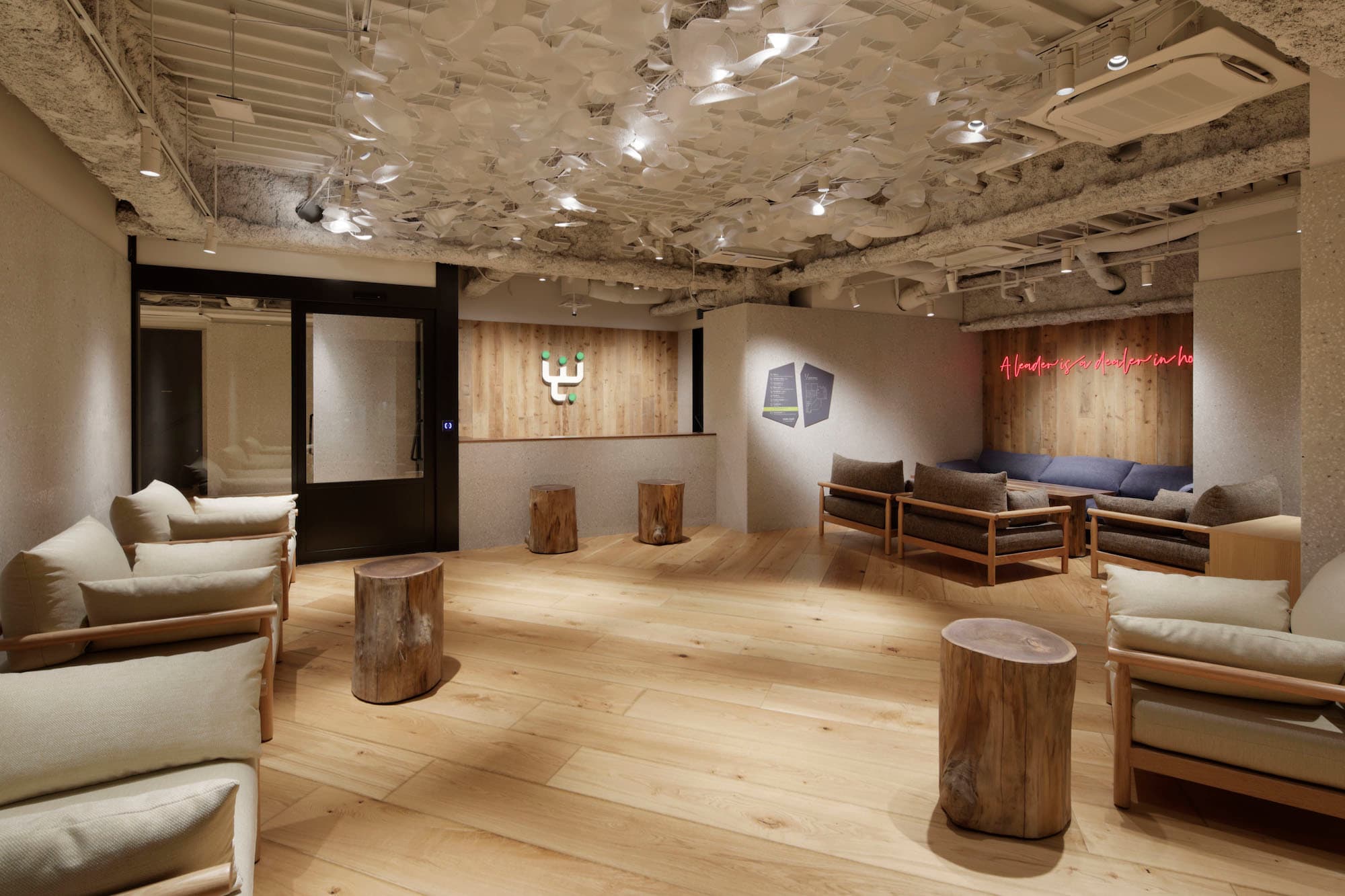 1Fエントランス_ホテルのようなラグジュアリーなエントランスがご来訪のお客様を出迎えます