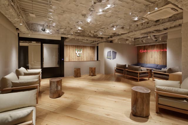 1Fエントランス_ホテルのようなラグジュアリーなエントランスがご来訪のお客様を出迎えます