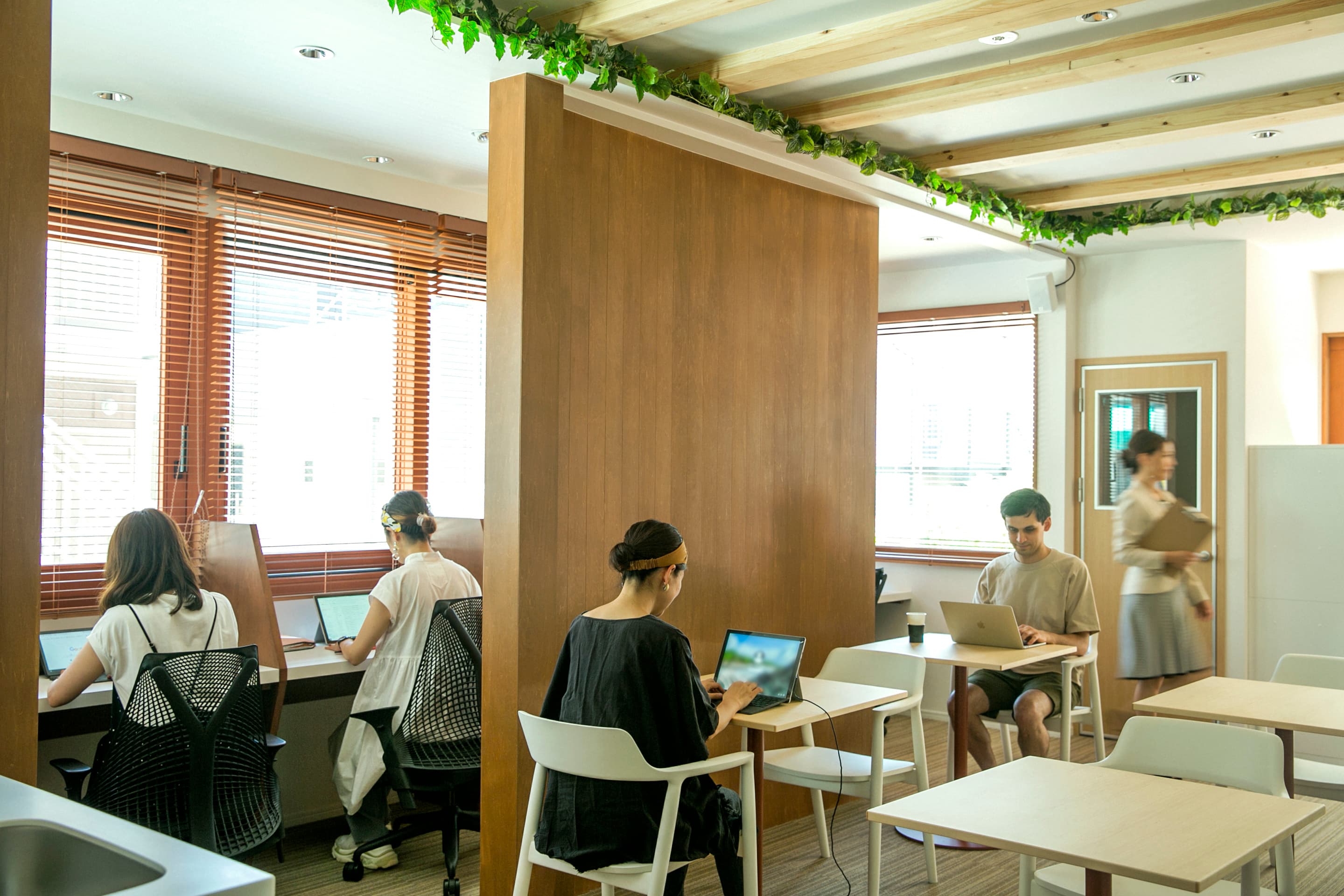 共用部_オープンラウンジ。窓面積も大きく、採光も十分確保された明るいオフィスです。