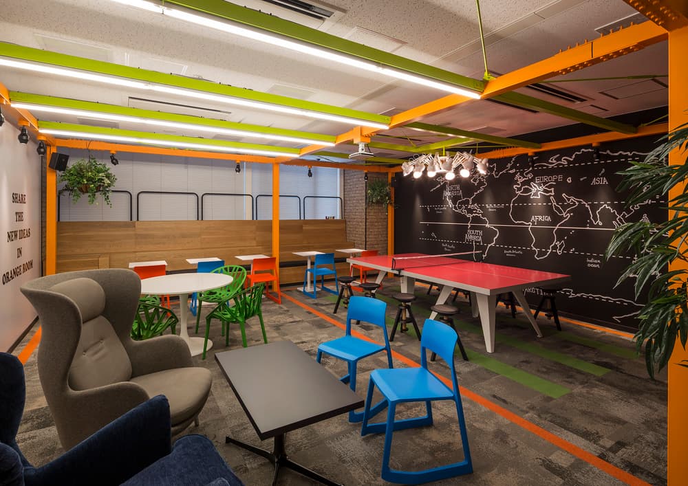 コミュニティースペース_オフィス3階のハイデザインなコミュニティースペースです