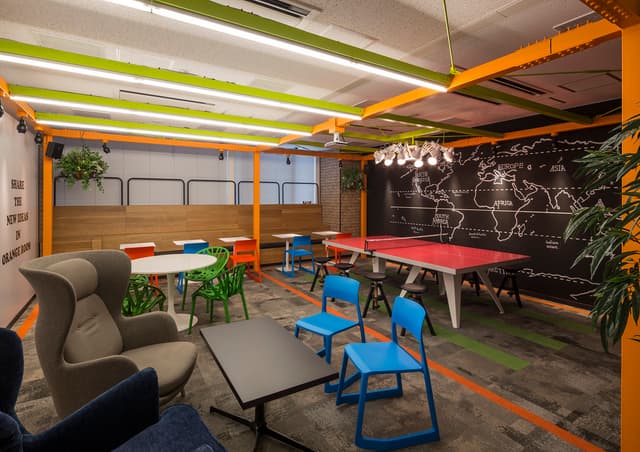 コミュニティースペース_オフィス3階のハイデザインなコミュニティースペースです