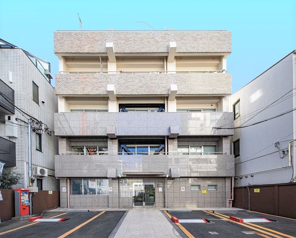 外観_青山一丁目駅から徒歩2分に位置しています。