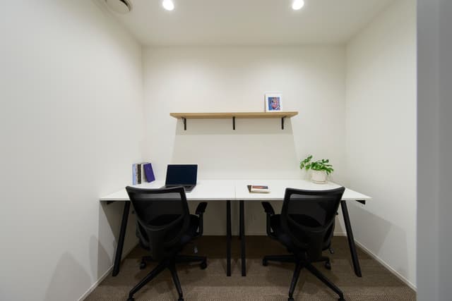 専有部_個室。家具、インターネット環境完備です。
