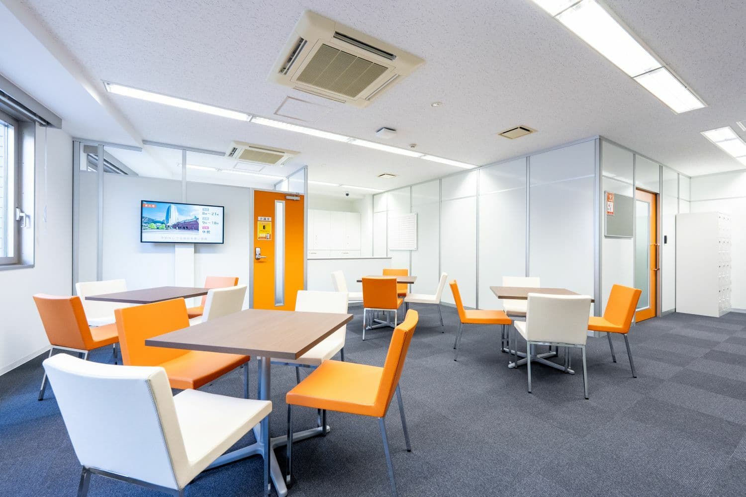 共有部_ラウンジ。商談や打ち合わせのスペースとしても利用可能です。