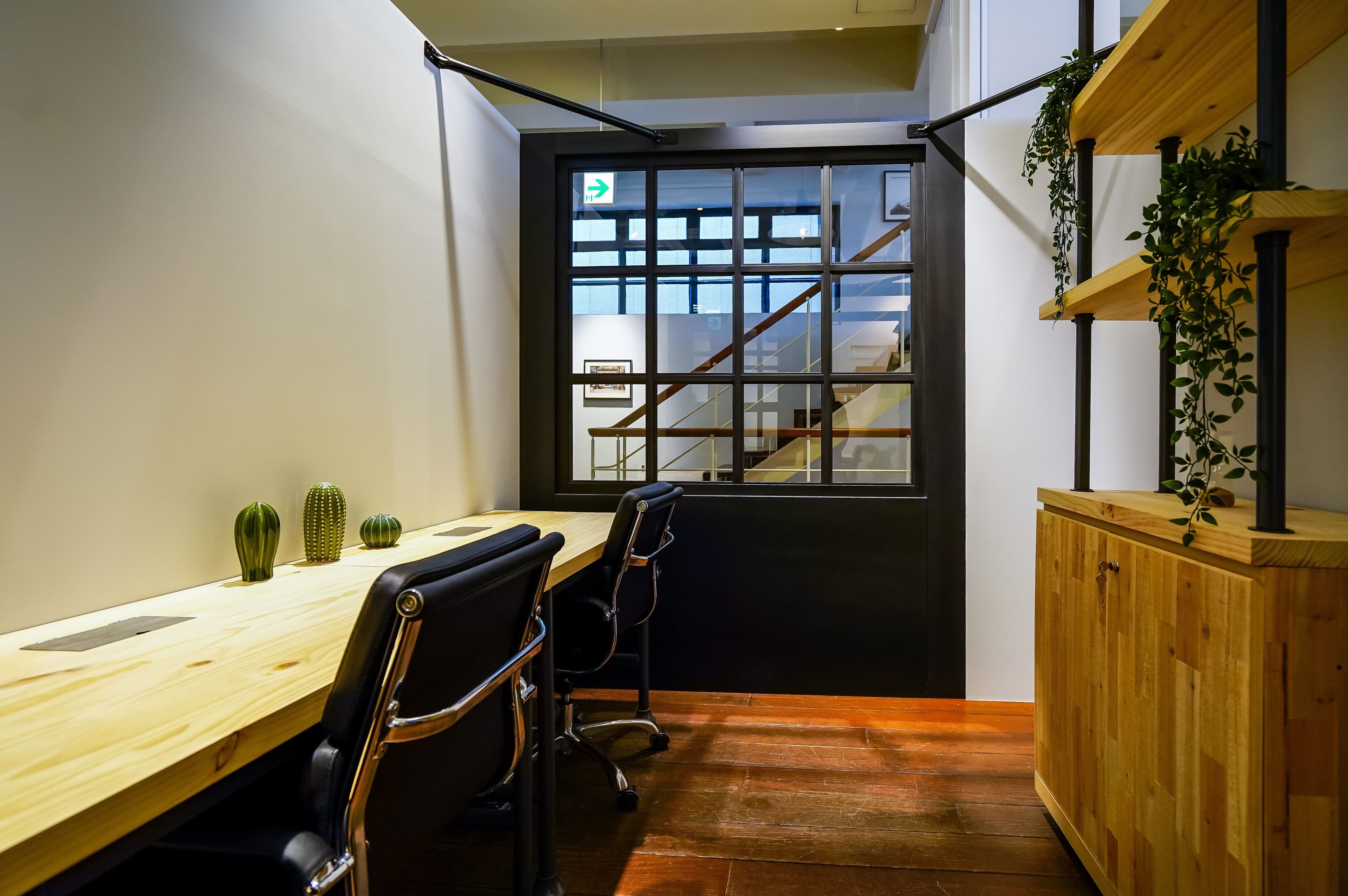 個室_机、椅子サイドデスクなどの家具が備え付けです