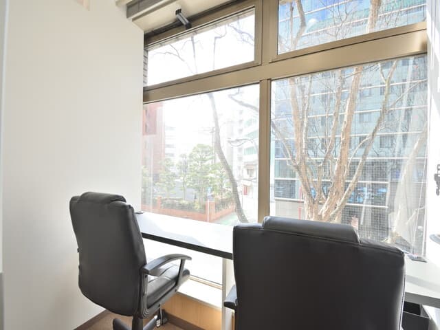 個室_窓付きのお部屋は開放的な空間で、景色を眺めながらの作業が可能です。