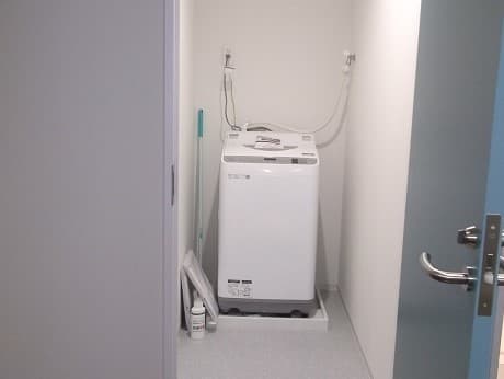 洗濯室_オフィスにいながら洗濯ができます