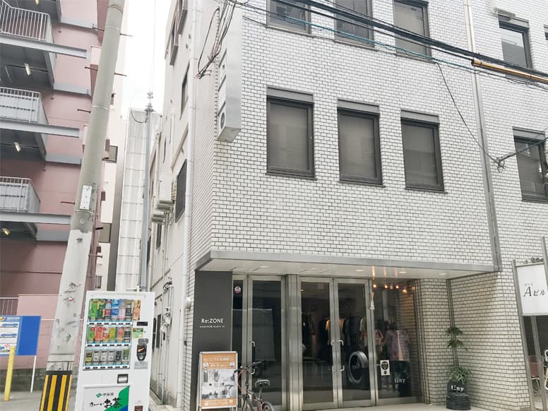 ビル外観_心斎橋・長堀橋とも徒歩圏にあります。クリスタ長堀の地下通路を通ると、最寄り出口から歩いて2分程度です。