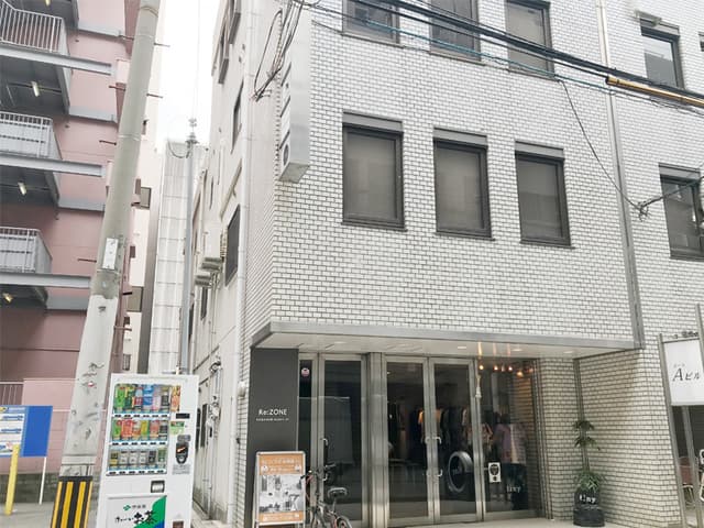 ビル外観_心斎橋・長堀橋とも徒歩圏にあります。クリスタ長堀の地下通路を通ると、最寄り出口から歩いて2分程度です。