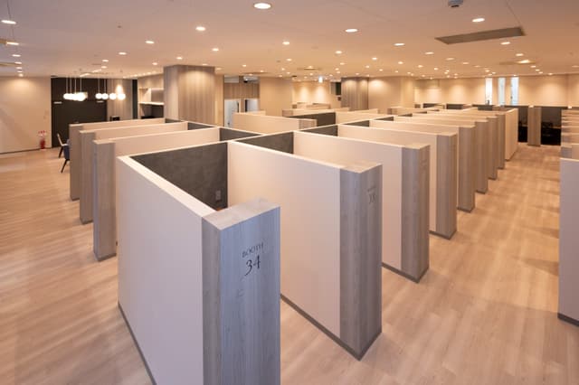 共用部_ブース。木のぬくもりを感じられリラックスして仕事ができる空間です。