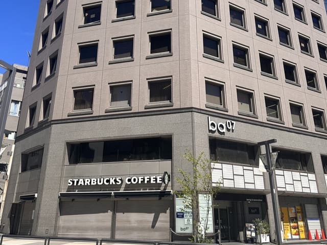 外観_エントランス。同ビル内にスターバックスカフェがあります。