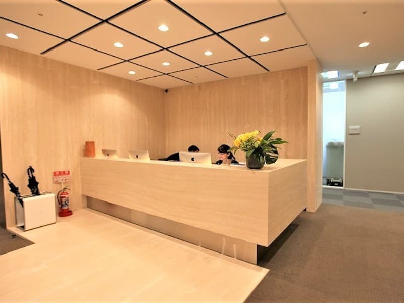 共有部_受付。常駐のコンシェルジュが、事務作業などビジネスの様々な面をフルサポートします。※イメージ画像