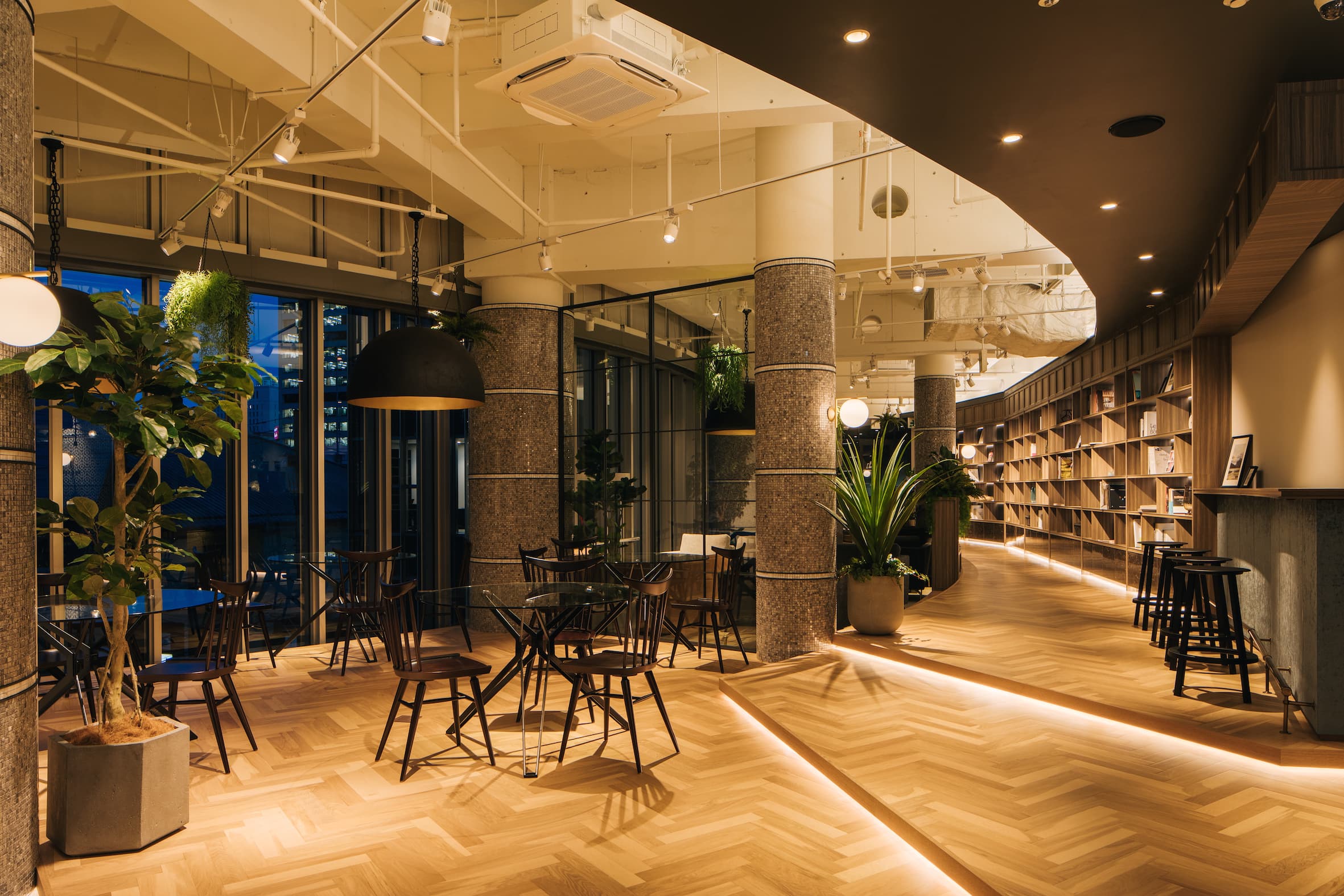 オフィス内装_様々なタイプの家具が設備されています