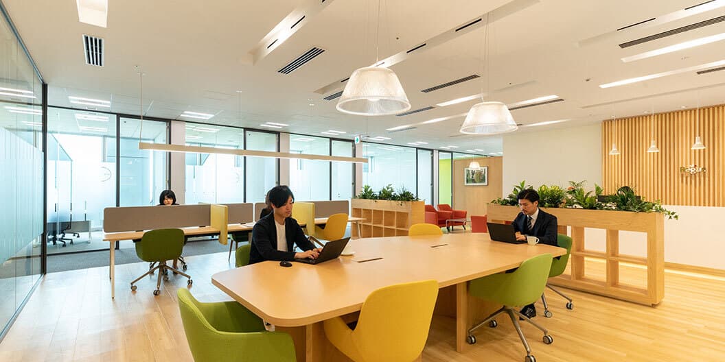 Regus-Abeno-Harukas_Coworking-area1-with-people1