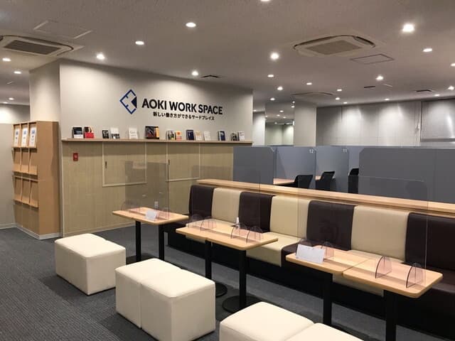 共用部_ラウンジ。ブース席の予約時間内であれば、非会員のお客様との打ち合わせにも使えます。