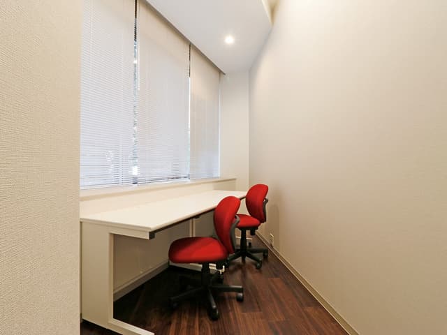 個室_2名用の個室です。シンプルなデザインが施され、集中しやすい空間になっています。