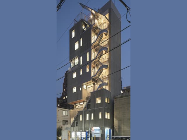 建物外観。全フロア個別空調です。光熱費は管理費に含まれています。