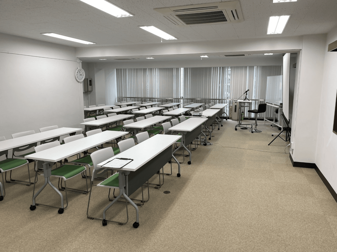 オフィス家具は完備。会議に必要な機材のレンタルも可能となっています。※イメージ画像
