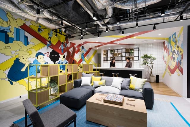 ラウンジ_現代アーティストが手がけるアートワークがオシャレです