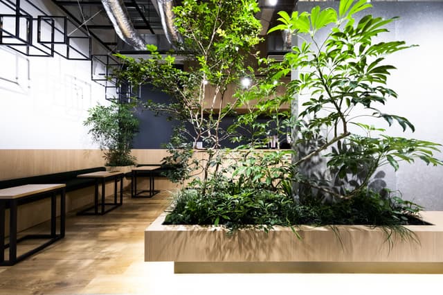 共用部_1Fラウンジ。館内の内装デザインはGensler(ゲンスラー)が監修。機能的でハイクオリティな空間をちょっとしたミーティングや休憩などで利用できます。