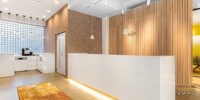 外観_受付。営業時間内はスタッフが常駐しています。郵便/宅配の受け取りと仕分け、秘書、電話取り次ぎサービスも利用可能です。※画像はイメージです。©Regus