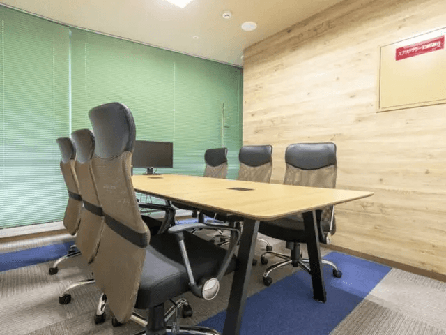 共用部_会議室。15分100円から利用可能です。©bizcomfort