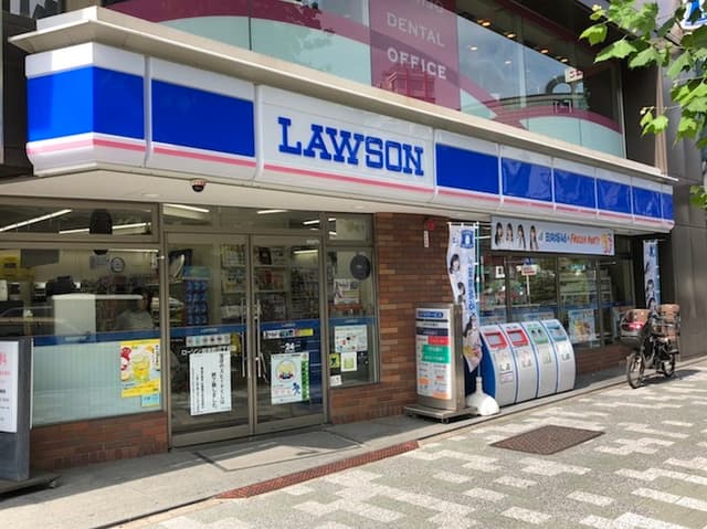 近隣のコンビニ_ローソン岩本町三丁目店(徒歩3分)