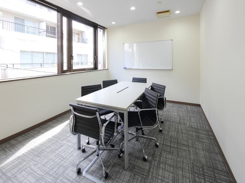 会議室_ホワイトボードなど会議に必要なツールも用意されています©Regus